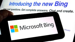 Логотип Microsoft Bing и страница веб-сайта показаны на этой фотографии, сделанной в Нью-Йорке во вторник, 7 февраля 2023 года..