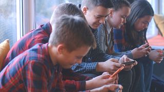 ЮНЕСКО опубликовала доклад, призывающий школы по всему миру запретить использование смартфонов в классе, чтобы дети не тормозились..